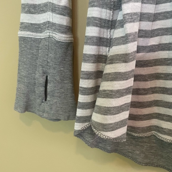LULULEMON sz S/M, 8, Open Your Heart L/S, grey & white stripe, reversible - Picture 4 of 9